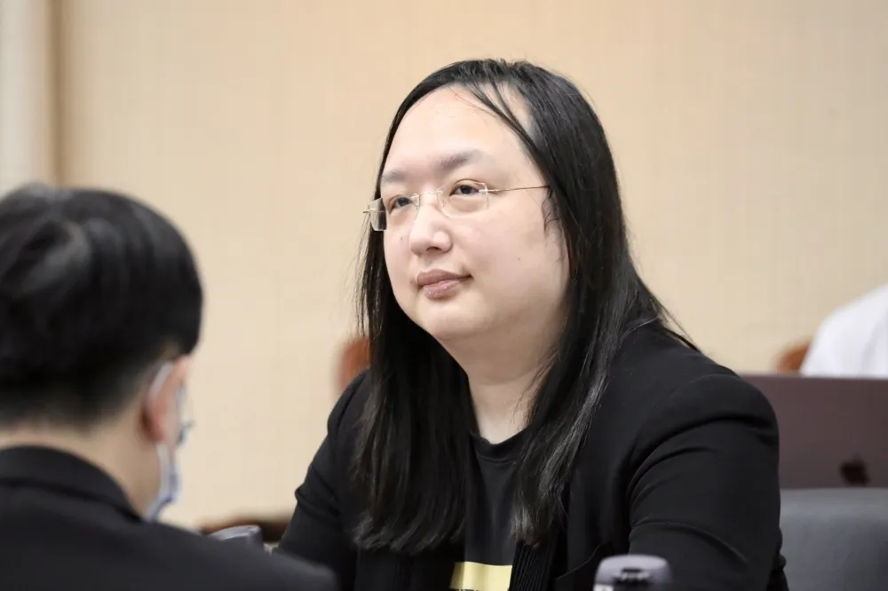 數位部出國預算增165％　明年要花3733萬元挨批「出差部」