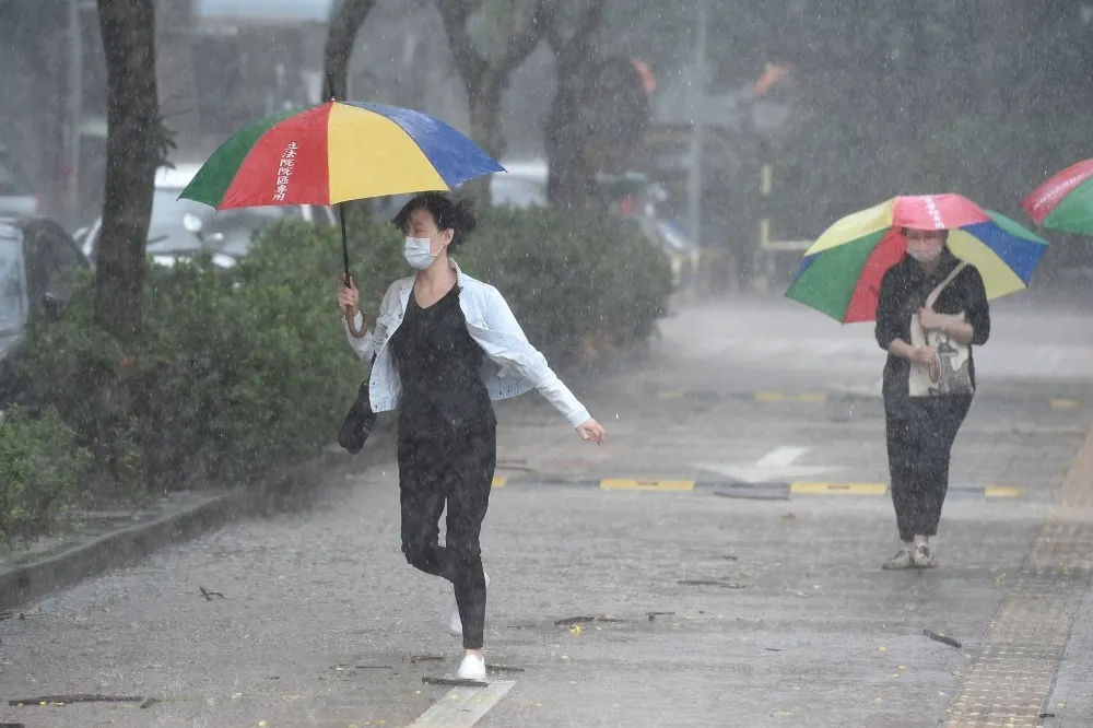 全台強降雨！19縣市大雨特報防雷擊　台中、彰化淹水警戒