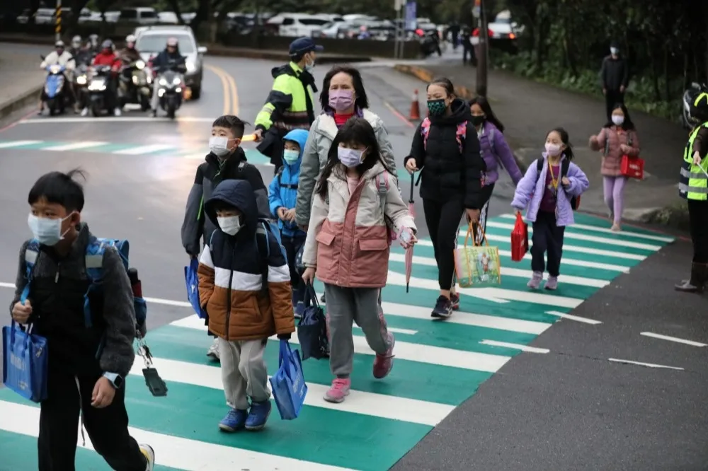 【基隆行人友善】綠色斑馬線、行人綠燈早開及行人專用時相　3管齊下保障用路安全