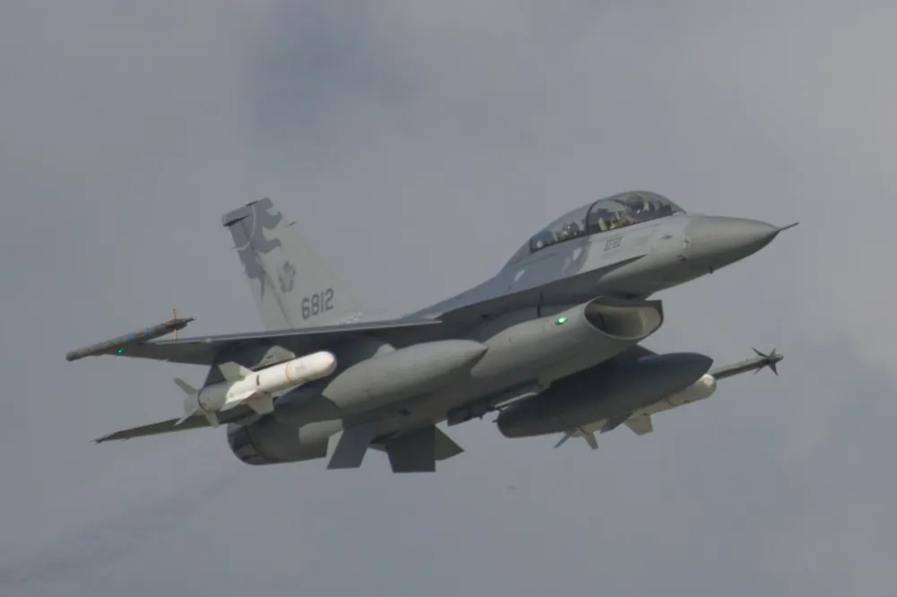 【獨家】空軍F-16BM戰機升級後　掛載「魚叉」反艦飛彈測試