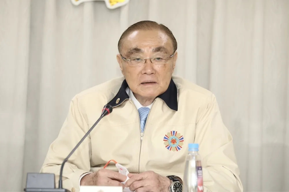 馮世寬傳將轉政委　退輔會主委由嚴德發接任
