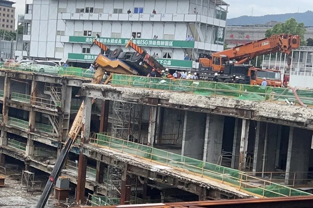 北市京華城工地吊車「4輪朝天」翻覆　勞檢處：負荷過重最高開罰30萬