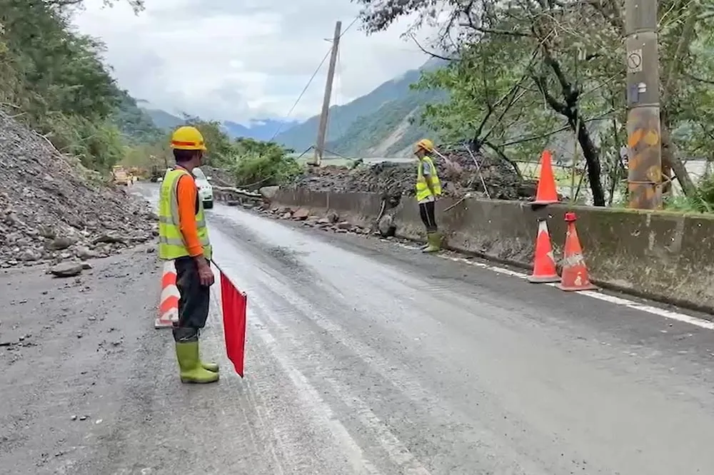 豪雨襲宜蘭！台7線遭遇土石流中斷　工程人員漏夜搶通