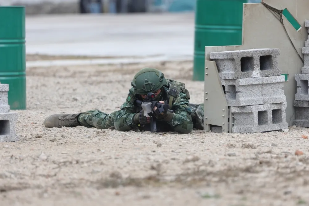 海軍陸戰隊中尉陳屍營區榕樹下　母控兒遭逼死跪求邱國正給真相