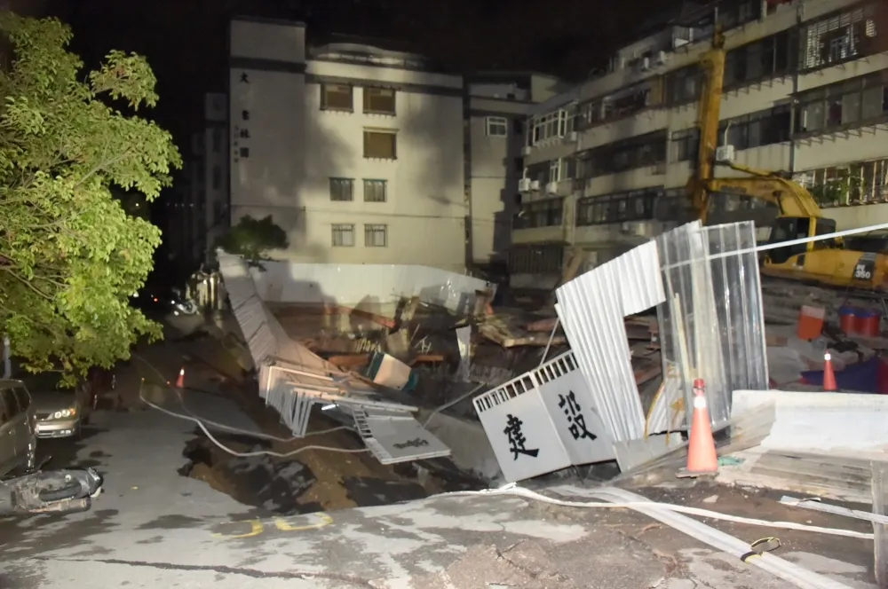 【直擊片】蔣萬安到場！北市大直民宅「1樓陷到B1」159人急撤離　疑工地開挖連續壁破裂釀禍