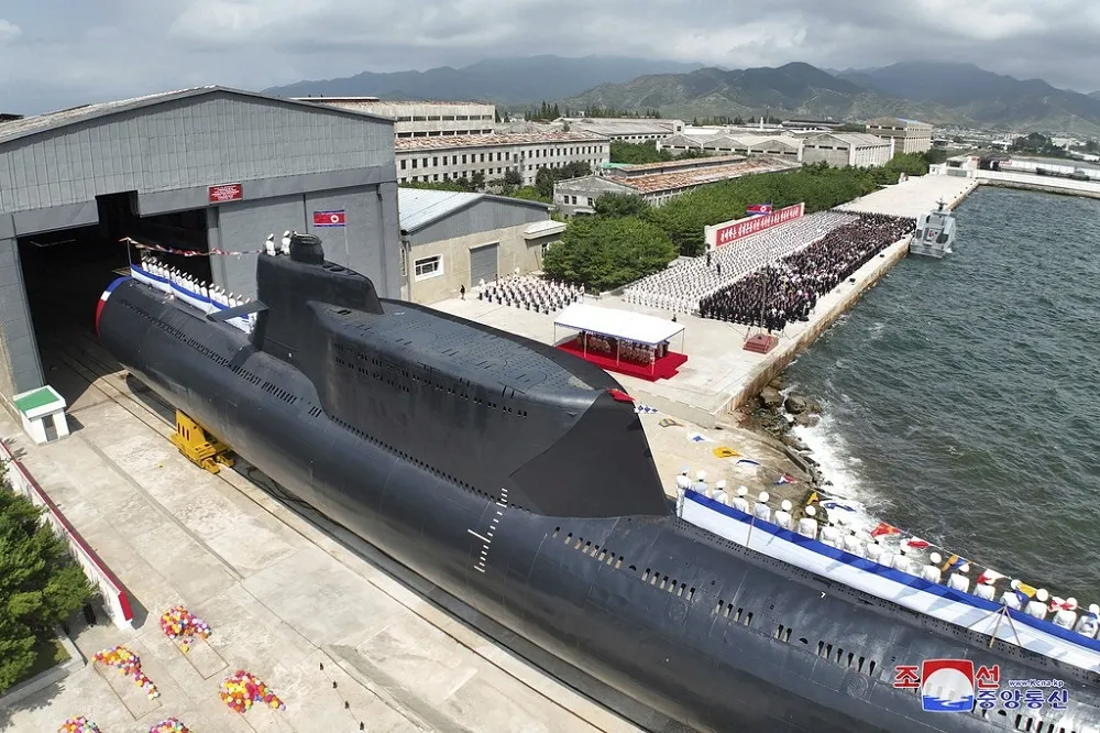 【有片】北韓新型核武潛艦「金君玉英雄號」舉行下水典禮 　可攜帶10枚彈道飛彈
