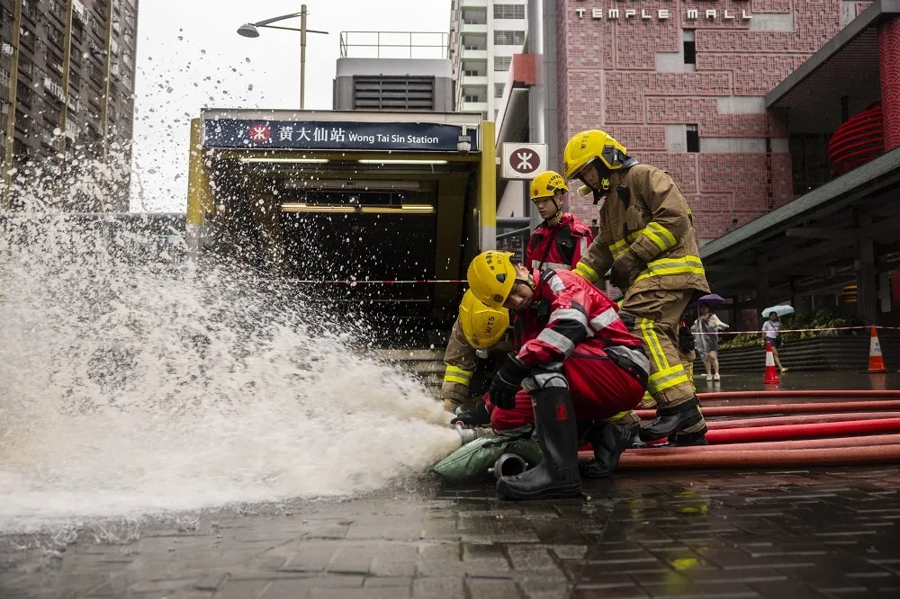 【有片】香港百年暴雨逾百傷　港府未停班未發警示遭砲轟
