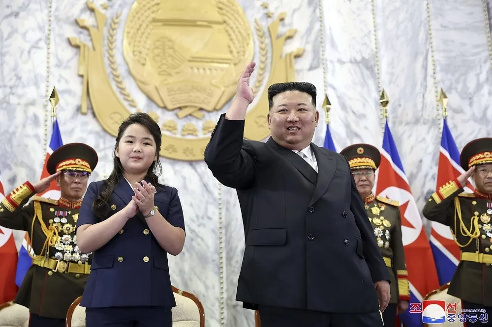 北韓建國75周年夜間閱兵　金正恩愛女再度亮相