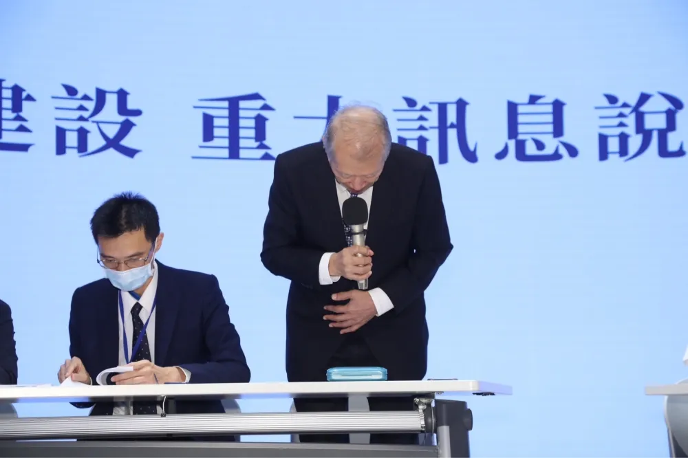 【快訊】「基泰大直」造成民宅塌陷　董事長陳世銘3度鞠躬、宣布辭職負責閃離