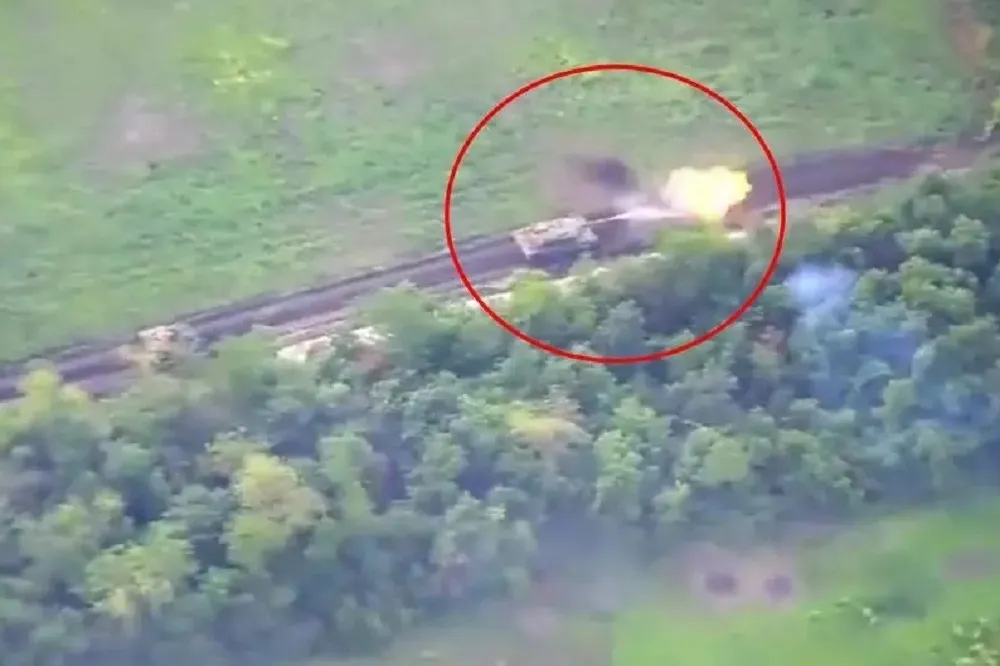 【有片】罕見畫面！烏克蘭豹2A6主力戰車　力抗2輛俄羅斯T-80BVM迫其撤退