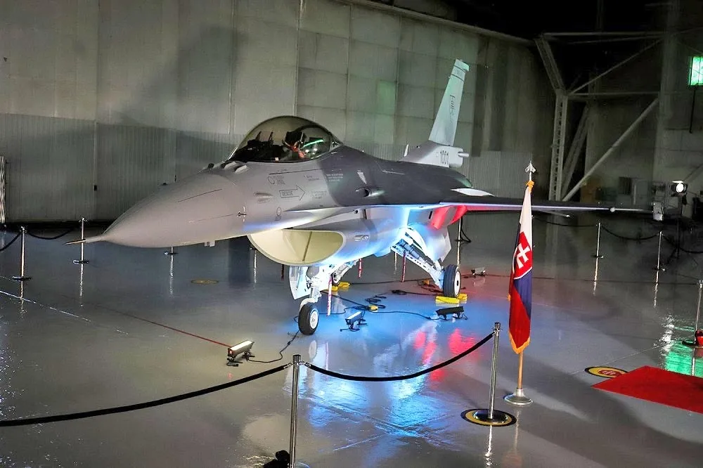 【明年第三季換台灣】斯洛伐克接收首架F-16 Blk70戰機　成歐洲首接收F-16V規格新機國家
