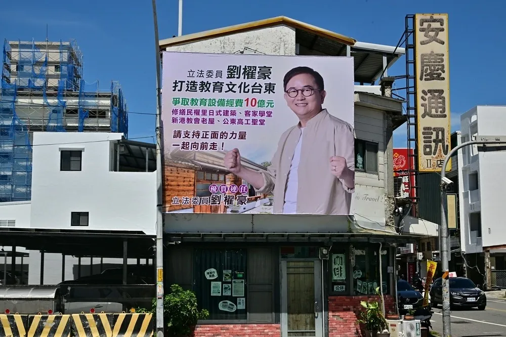 台東綠委選情生變！劉櫂豪掛「優質連任」看板　 賴坤成冤喊單兵如何處置
