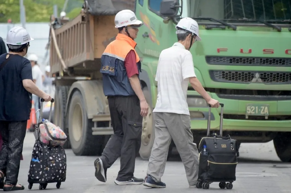 南港東新街裂30公尺居民慌　初判大車進出工地壓壞側溝壁