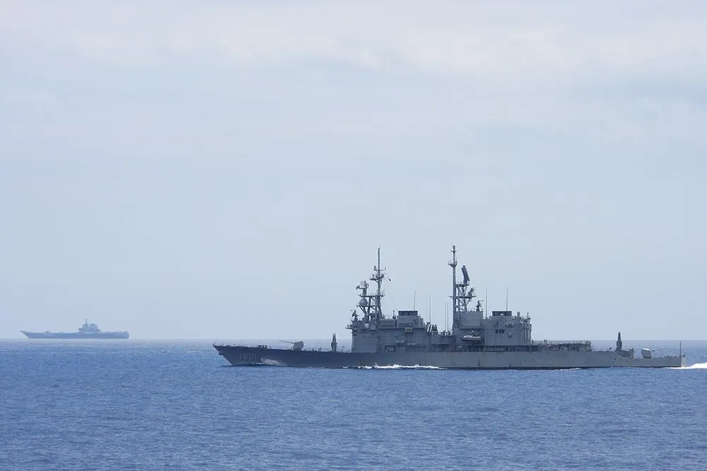 解放軍機大舉出海與山東號聯訓、28架次越中線　國防部首度公開監控畫面