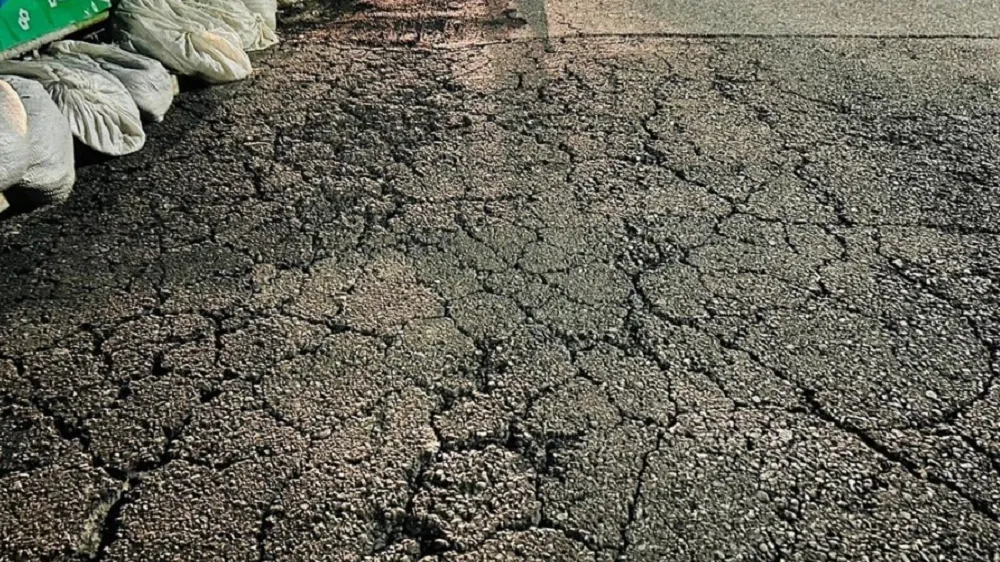 南港建案路面龜裂　建商：大型車進出輾壓，地層未下陥