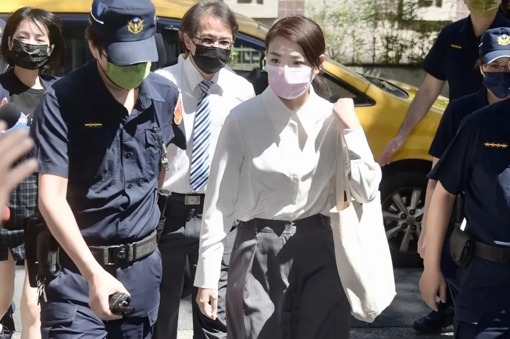 這樣的路見不平是在拉偏架護航高虹安