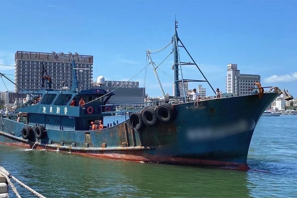 中國籍漁船越界拒檢　澎湖海巡押返馬公港留置調查