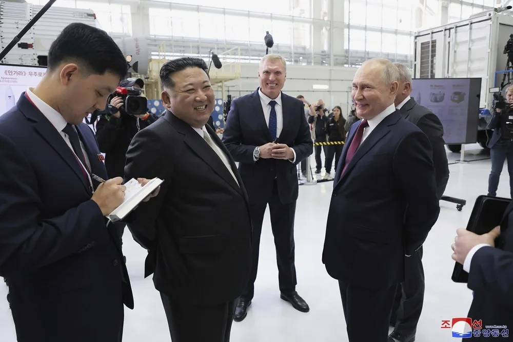 【有片】普丁邀試坐豪華總統座車　金正恩笑開懷