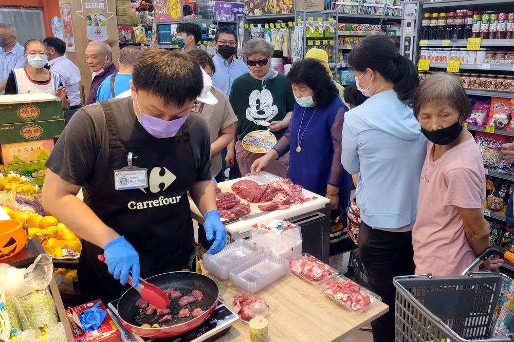 終於等到了　台中烏日第一家家樂福超市開幕人潮滿滿