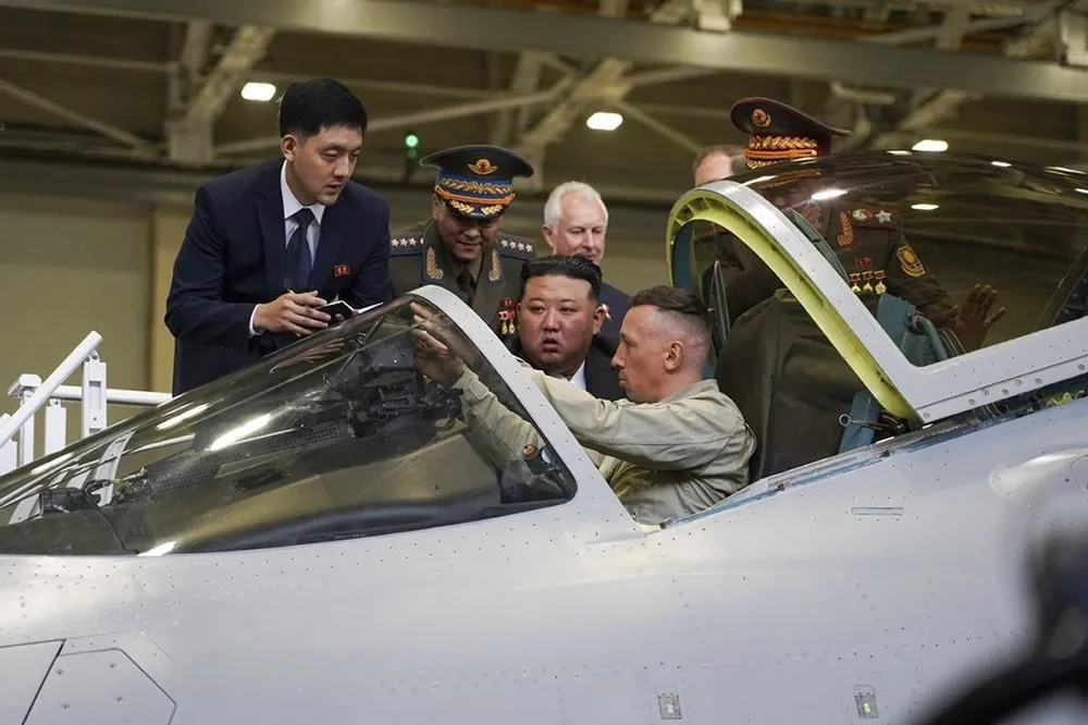 與普丁互贈步槍　金正恩現身共青城參觀蘇愷戰機工廠