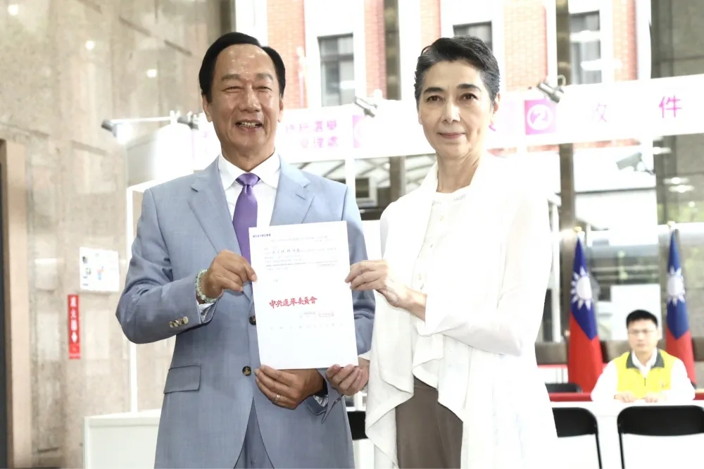 【快訊】郭台銘完成連署登記　賴佩霞雙重國籍「有把握在時限前完成合法手續」