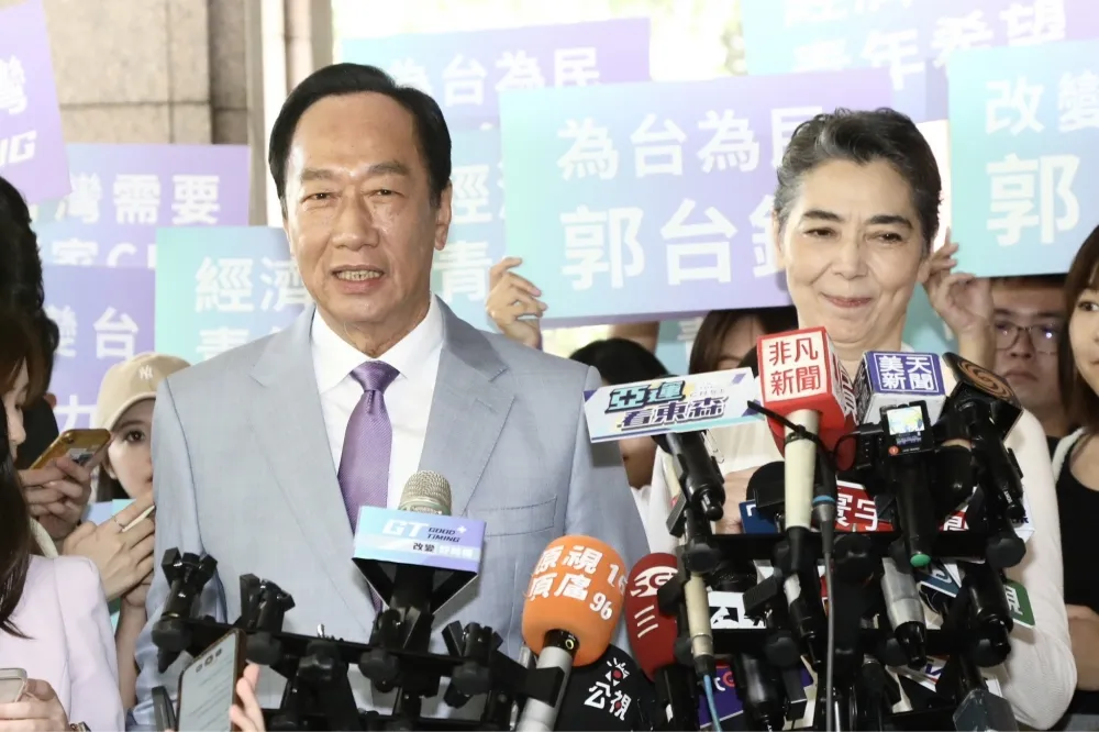 賴佩霞學歷、國籍雙重爭議及時止血　偕郭台銘現身中選會展現「走到底」決心