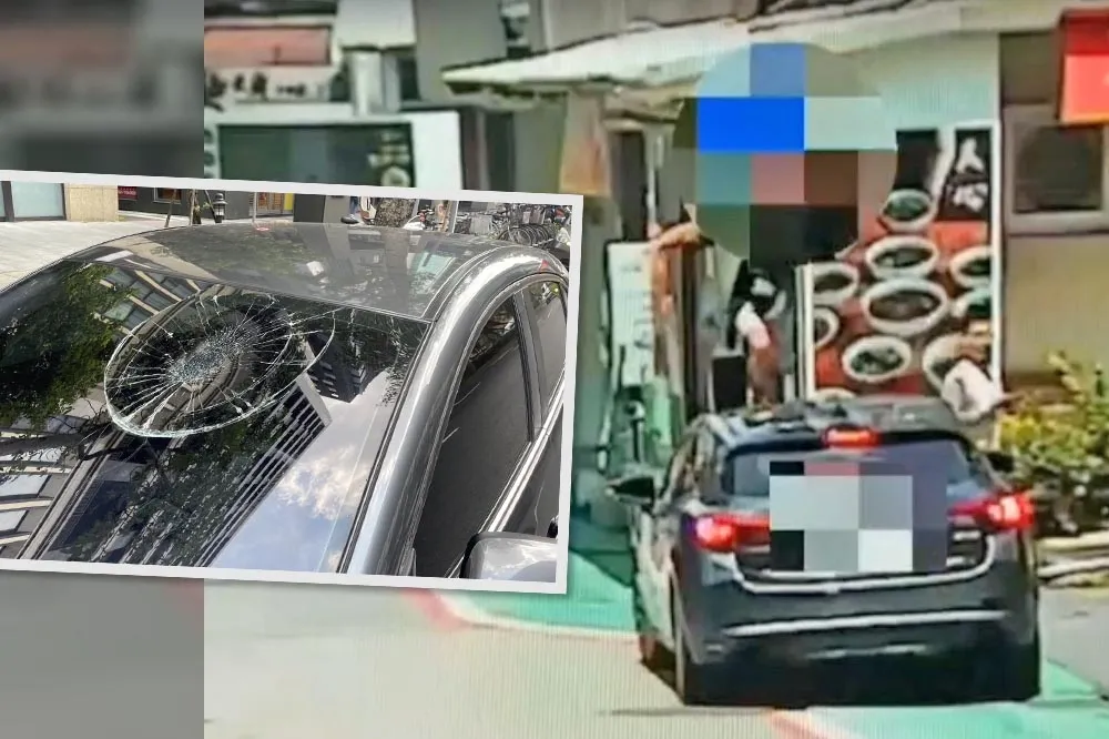 【暴走片】男不爽「四輪」違停人行道　直接走上車頂踩爆擋風玻璃