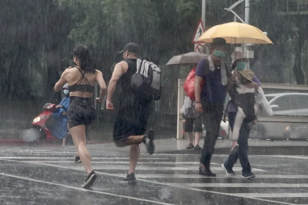 【快訊】大雨襲擊15縣市　「2個縣市」嚴防大雷雨