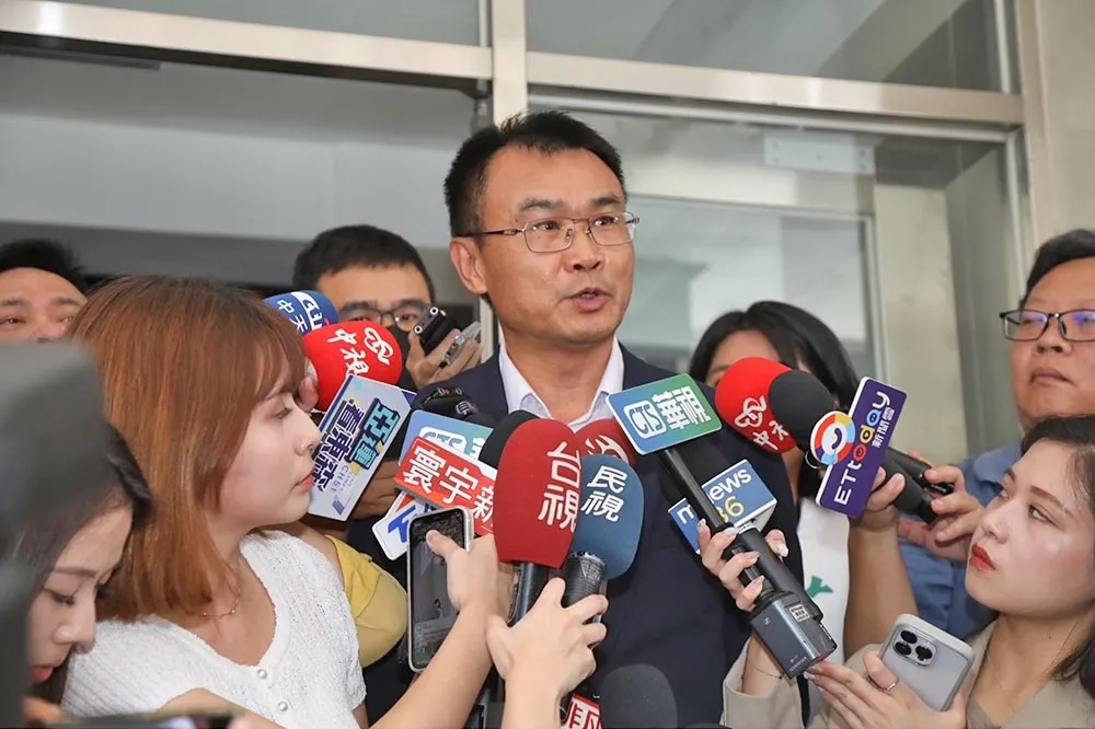 【快訊】陳吉仲請辭獲慰留今首出面　為紛擾鞠躬道歉「我不戀棧職務」