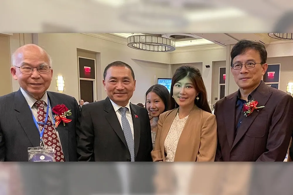 侯友宜與彭文正合影遭綠營批藐視法律　侯競辦斥：惡意抹黑