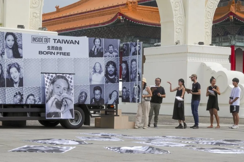 【有片】拍下你的肖像！法國藝術家 JR 的攝影車巡迴台北 6 地點　市民臉龐將成 2023 白晝之夜作品