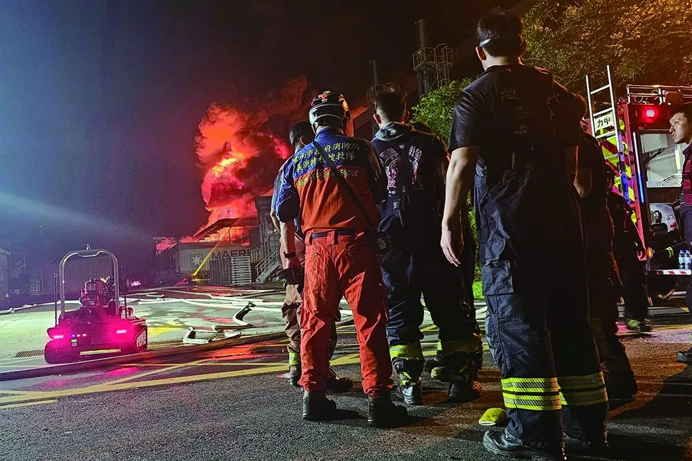【有片】屏東工廠爆炸後持續燃燒12小時　5員工失聯、家屬祈禱