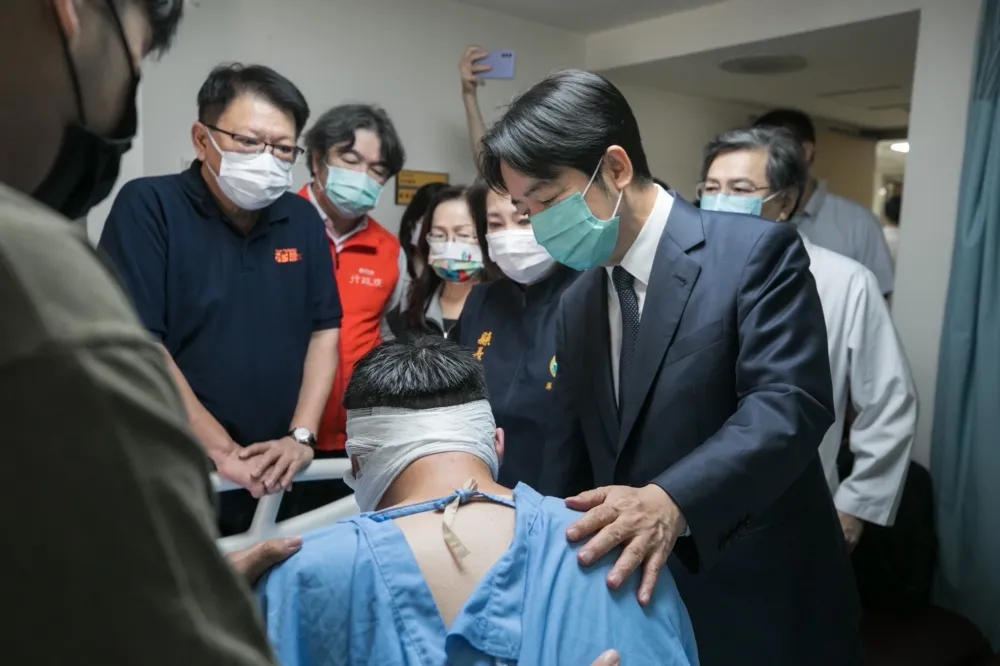 賴清德探視屏東爆炸受傷人員　小隊長陳文川自責痛哭
