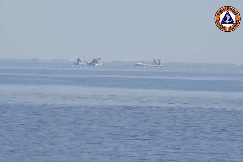 【有片】中國海警船在黃岩島水域設置「浮動屏障」　菲國海巡強烈譴責　