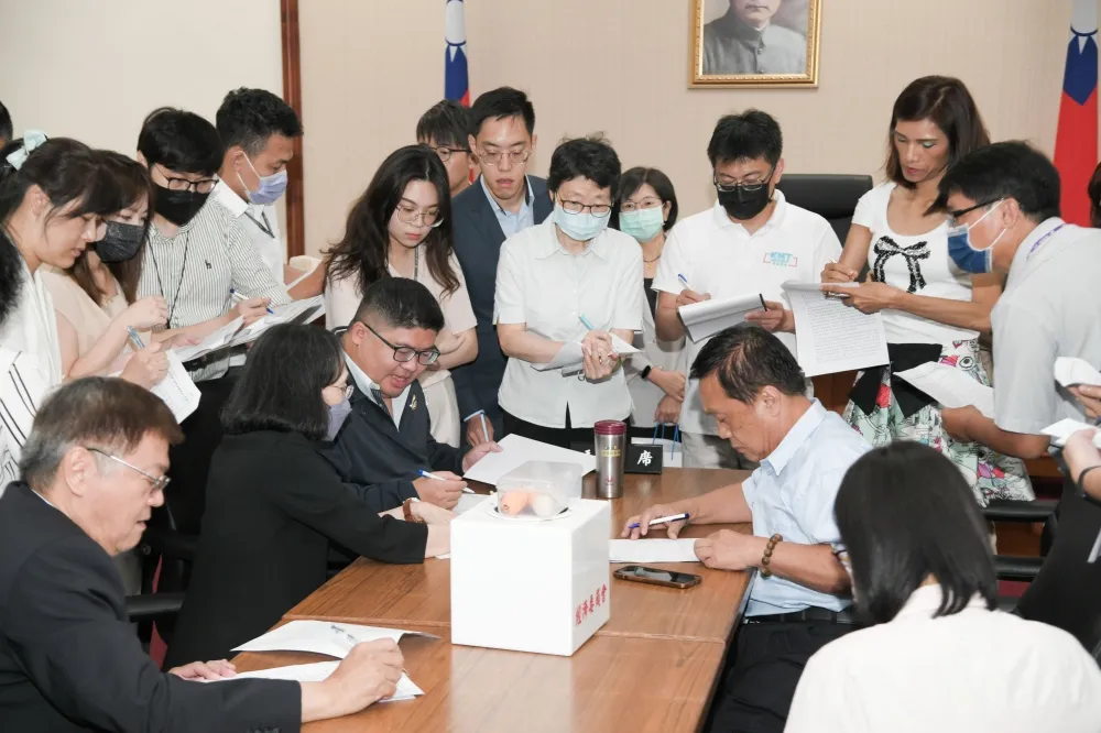 立院召委選舉綠8委員會全包　「藍白合」國民黨7席、民眾黨搶下1席
