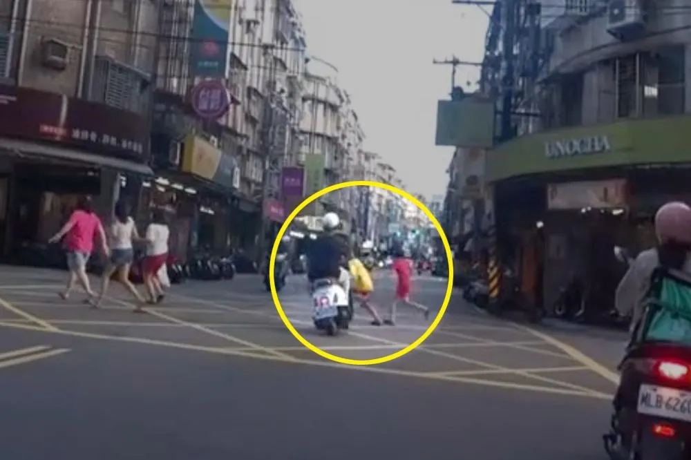 【可惡片】無照男巷弄狂加速超車　路口撞飛2女童畫面曝光
