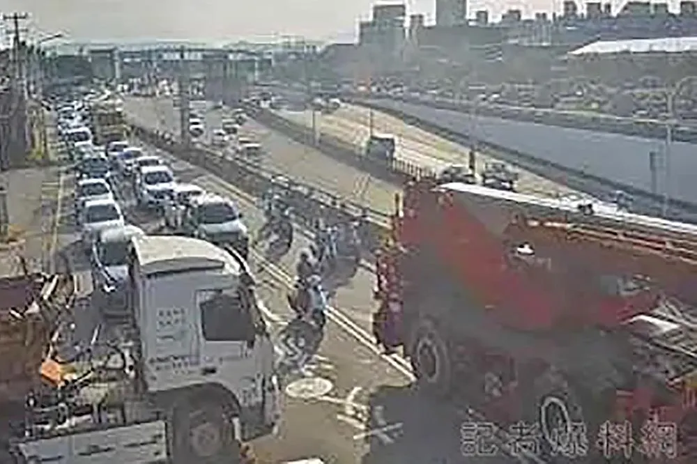 吊車吊臂故障　國道一號台中路段回堵超過10公里