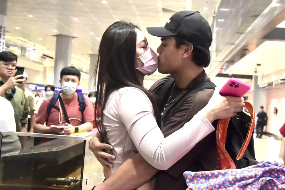 旅美棒球好手張育成返台　妻子接機送彩帶緊緊相擁