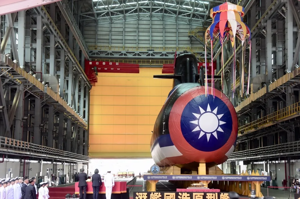 【亮相片】為首艘國造潛艦「海鯤軍艦」擲瓶　蔡英文：國防自主里程碑，我們做到了