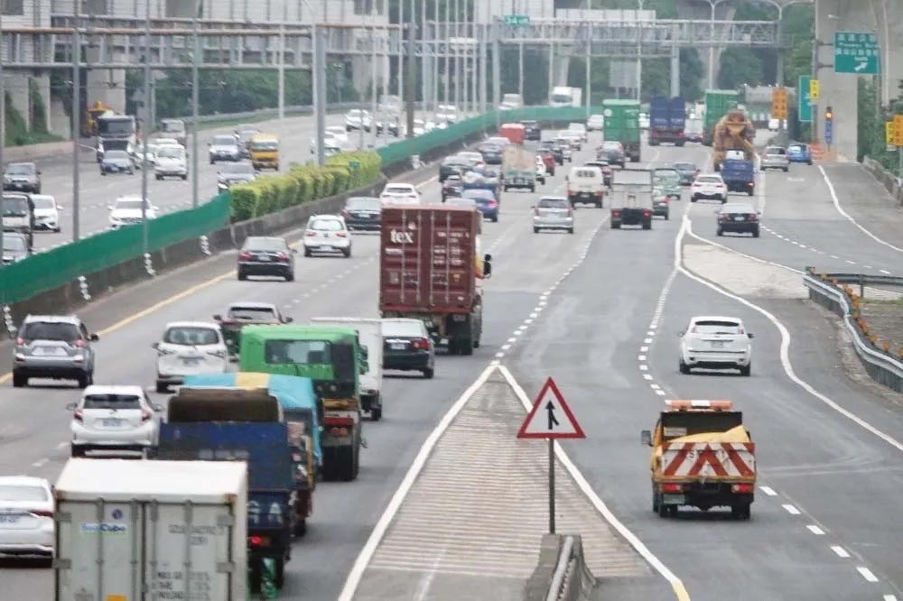中秋連假國道湧返鄉車潮　高公局預估今晚、明清晨是塞車高峰