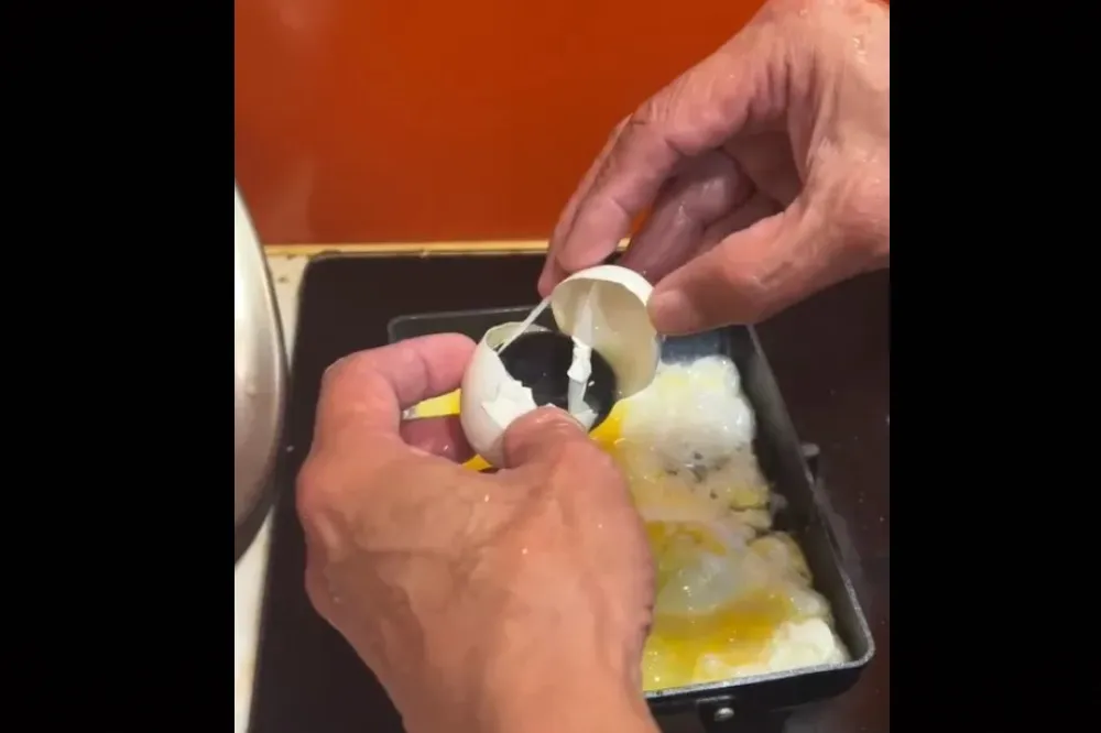 又有綠黑蛋！北市男煎蛋一股腥臭撲鼻　急錄影蒐證稱「不怕政府查」