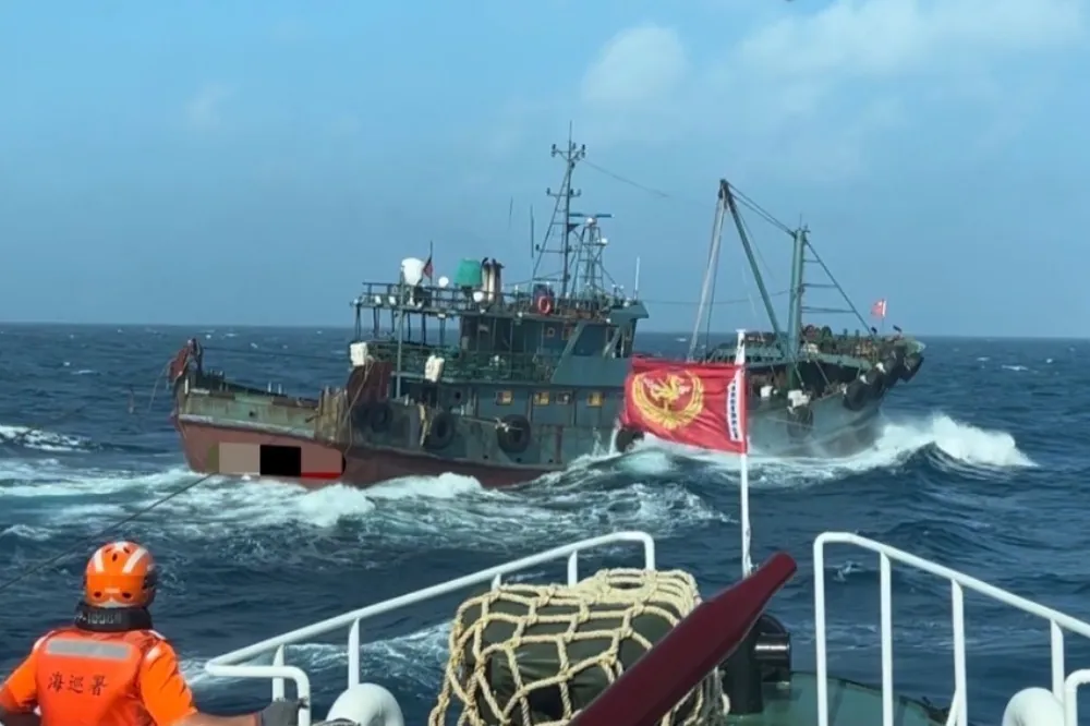 海巡艇取締中國漁船遭衝撞　追逐半小時登船逮17人