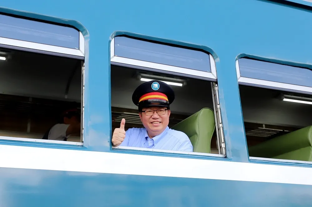 2023臺灣文博會最後一日　行政院副院長鄭文燦訪鐵博坐藍皮號　鐵路便當要有豆乾才香、排骨則要最後吃