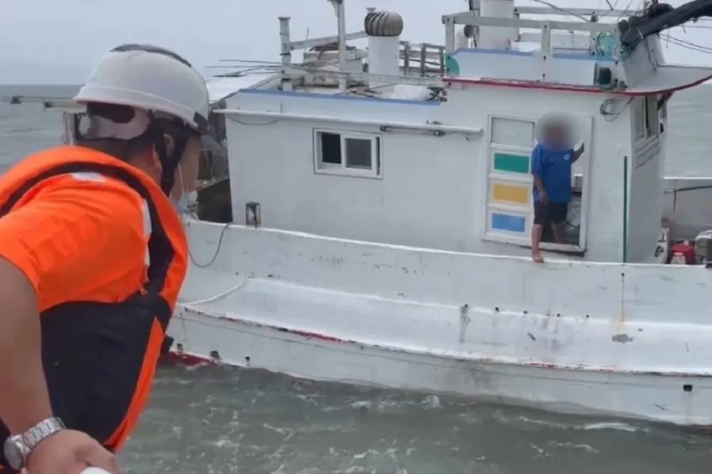 馬祖漁船主機冷卻水管爆裂失去動力　海巡署派2艦艇救援人船均安