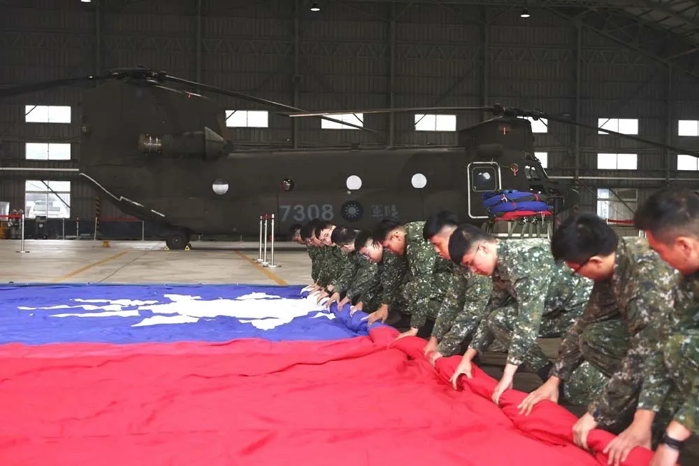 國慶巨幅國旗首亮相　將搭檔CH-47升空飛越總統府