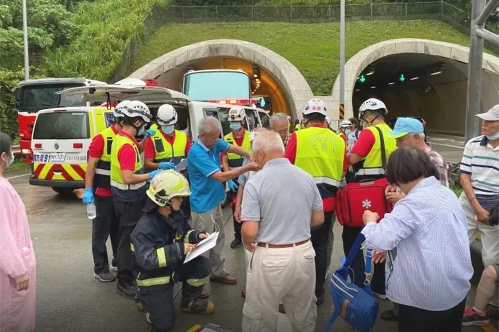 疑颱風天雨視線不佳　蘇花改2遊覽車追撞釀19傷