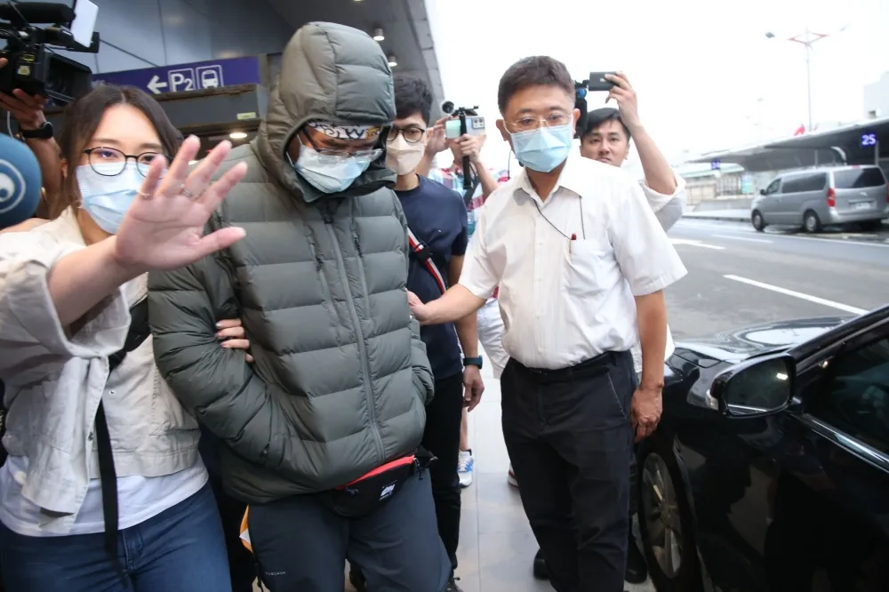【快訊】「Lin bay好油」版主林裕紘清晨抵台　桃警帶回偵辦