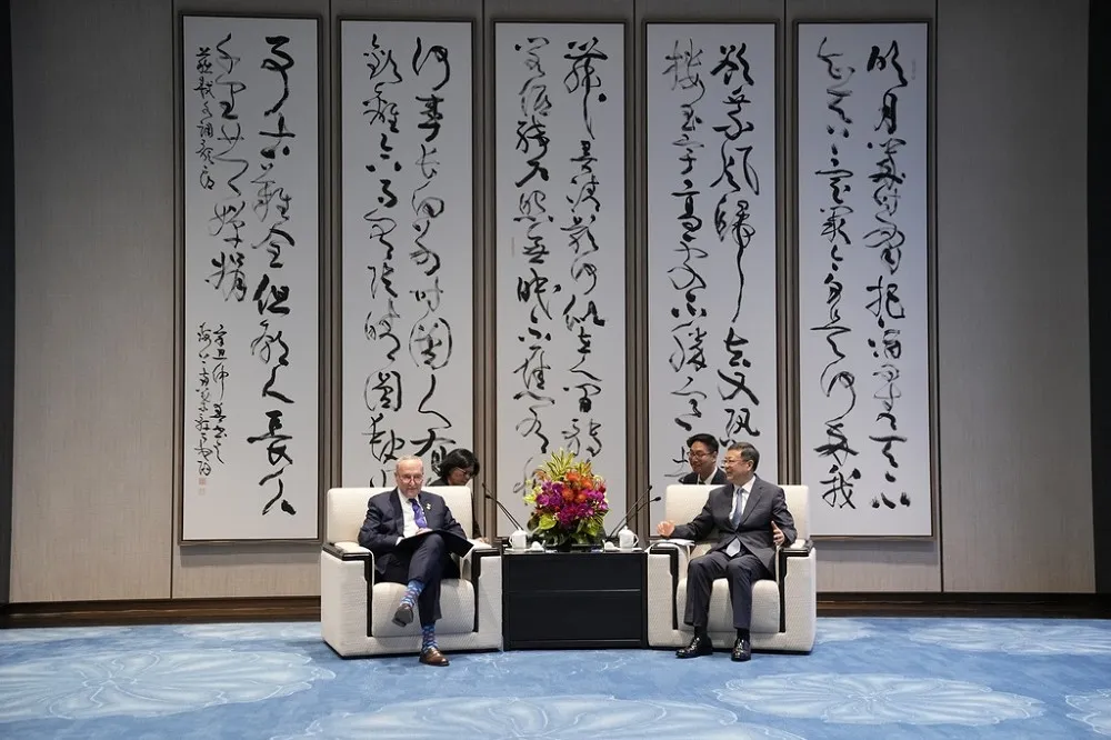 美民主黨參院領袖舒默抵達上海　討論經濟與芬太尼藥品原料問題