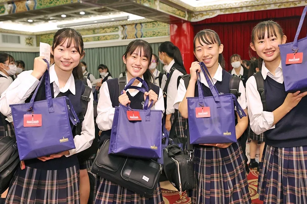 「翡翠騎士」來台！蔡英文送鹽酥雞、愛玉台式宵夜　逛台灣7-11一圓願望