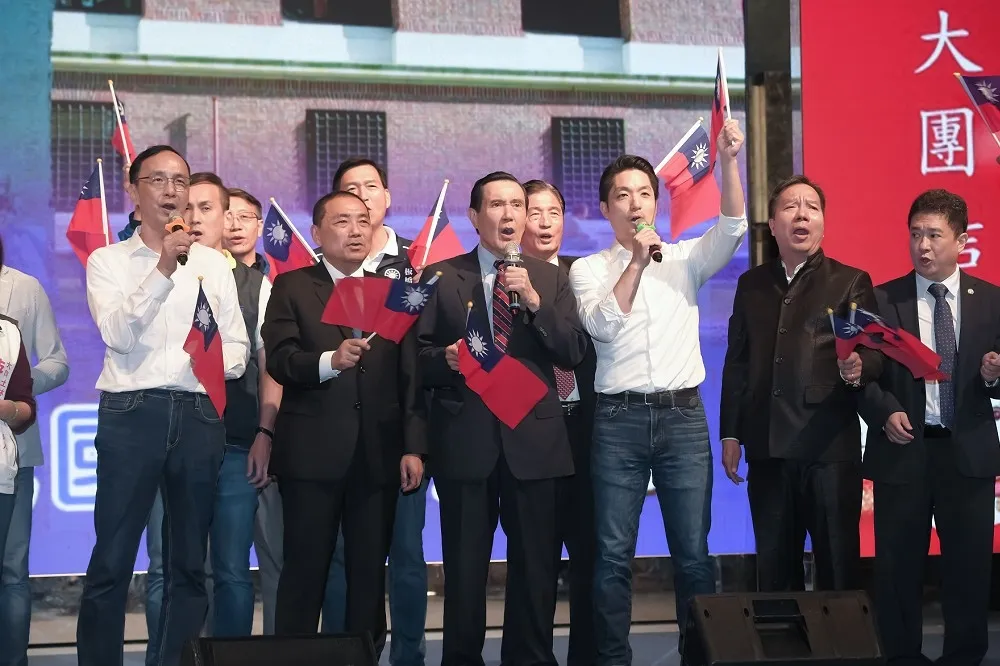 侯友宜出席國慶感恩餐會　齊喊「凍蒜」口號求支持